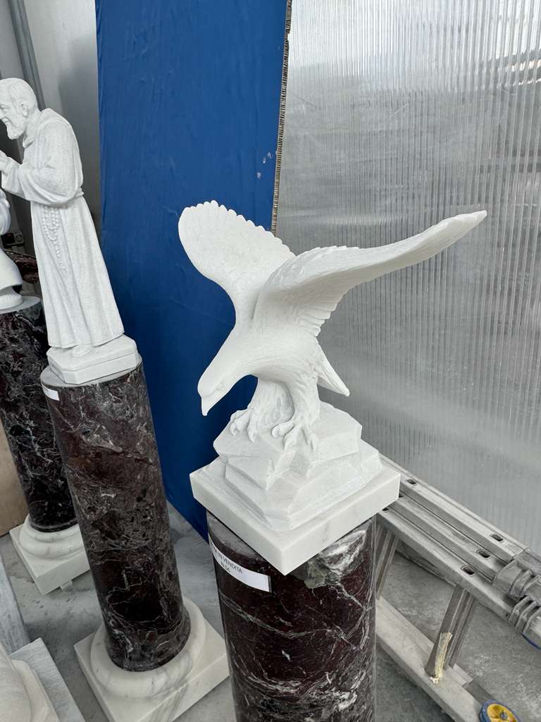 White marble eagle with outstretched wings on a stepped marble base, atop a Rosso Levanto column
