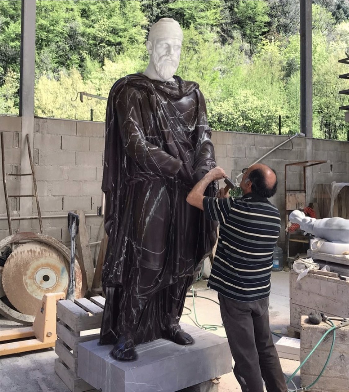 Monumental statue of a barbarian prisoner (Dace Comatus) in white Carrara and Rosso Levanto marble